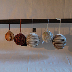 Kerstballen (hout - papier - stof)
